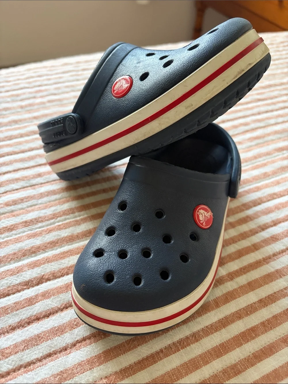 Kids Navy Blue crocs with Red Trim - toddler 11 ( c11) like new - Picture 2 of 6